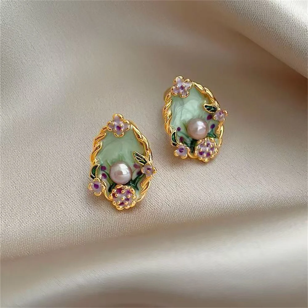 These are unique and elegant Monet Garden-inspired retro oil painting style stud earrings. They exude a sense of sophistication