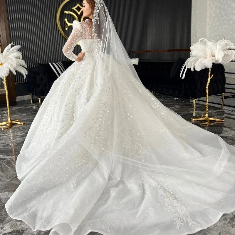 Precioso vestido de novia personalizado de princesa con cuello redondo y cola de corte, apliques de cuentas, vestido de novia de manga larga con cuentas de lujo
