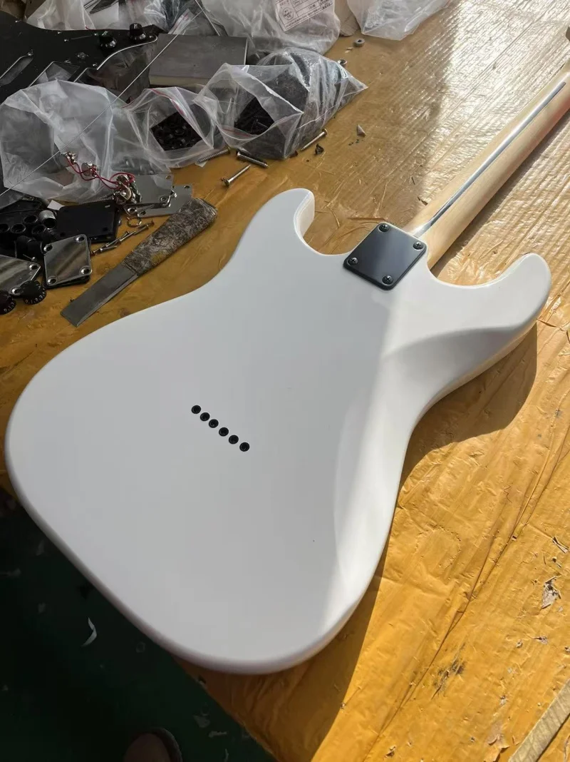 In stock high quality 6-string electric guitar, maple neck, white body, black hardware, fixed bridge, free shipping