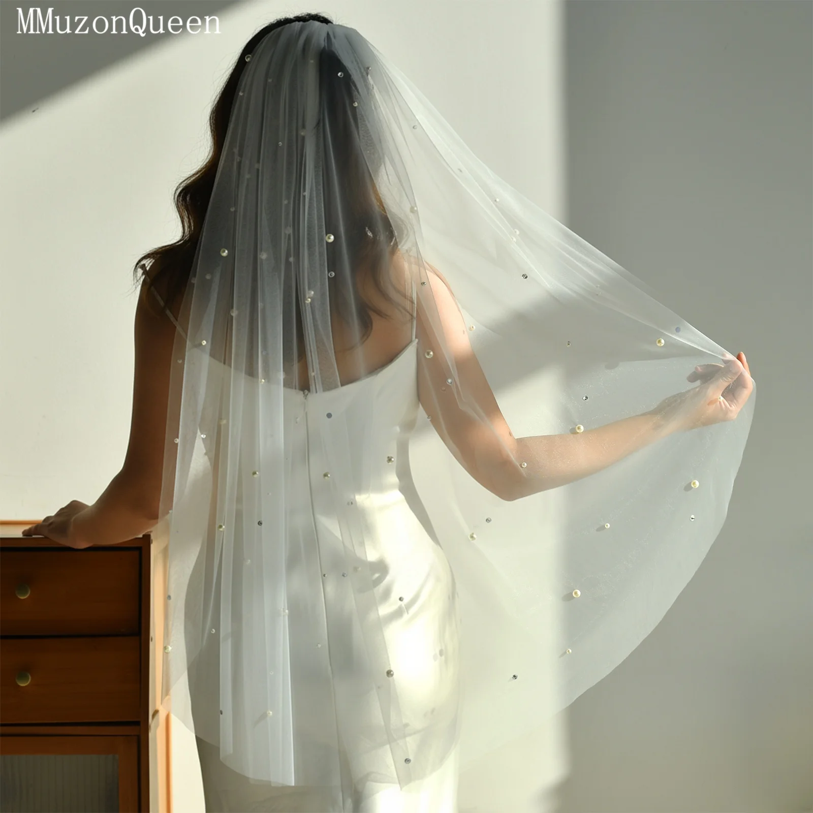ผ้าคลุมหน้าเจ้าสาว TOPQUEEN ประดับมุกและคริสตัล ผ้าคลุมหน้าเจ้าสาวสุดหรู สีครีมขาว พร้อมหวี อุปกรณ์เสริมงานแต่งงาน ปรับแต่งได้ รุ่น V109
