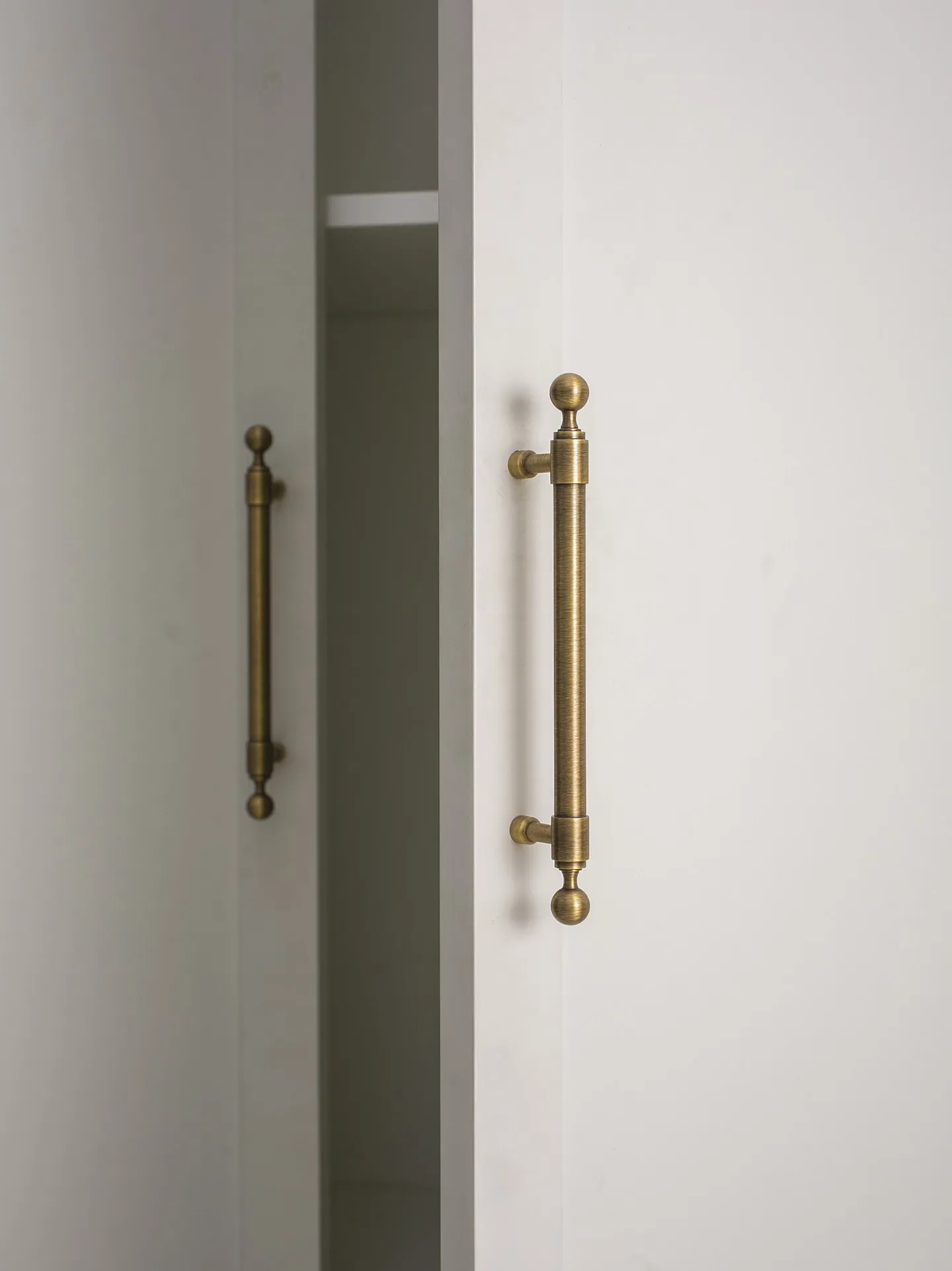 High-end Solid Brass Cabinet Handles Vintage Antique Brass Cabinet Pulls with Round Ball Dresser Handle for Kitchen, Closet