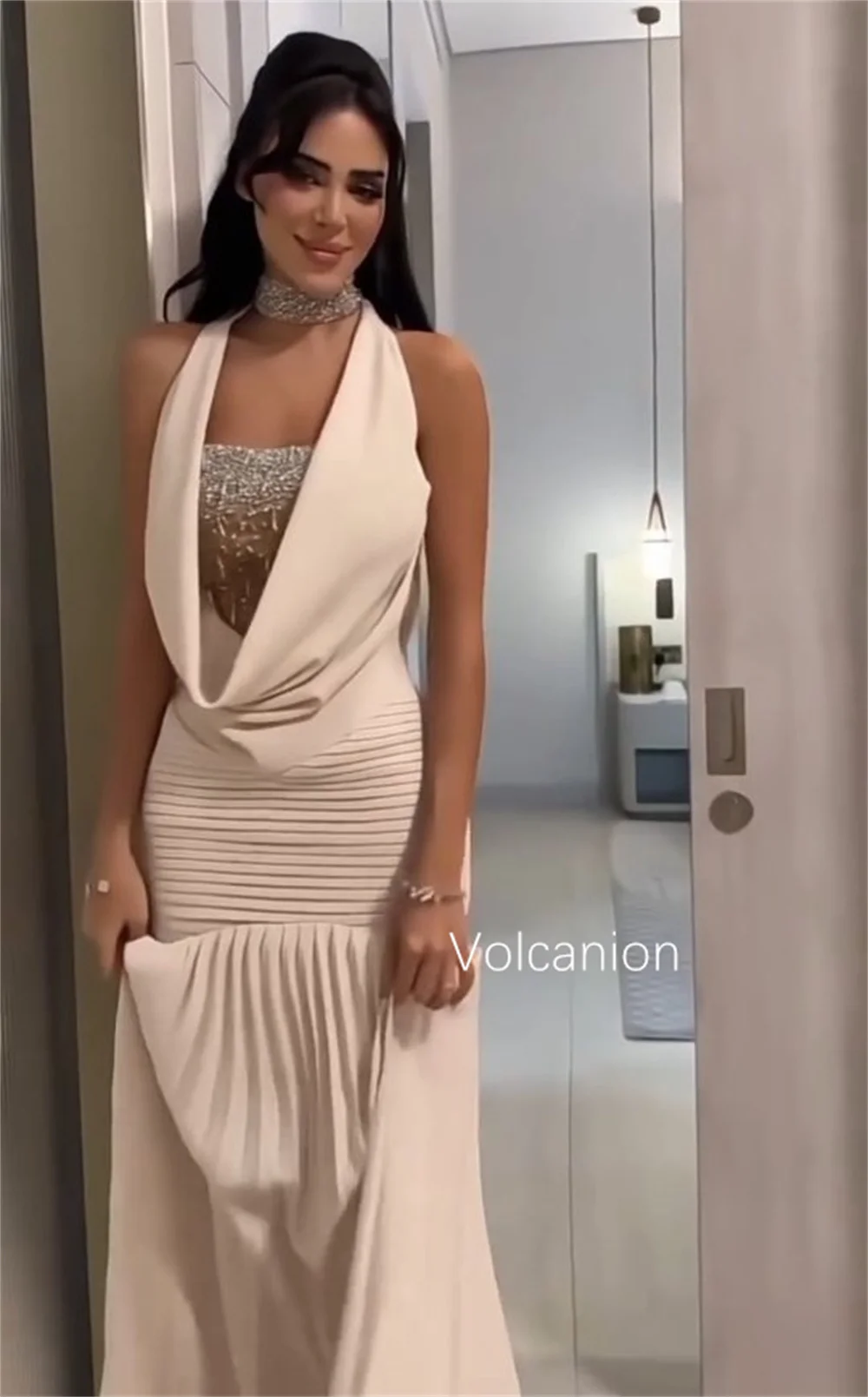 Ukuran Khusus Tersedia Jersey Lipit Berpayet Terompet Halter Gaun Midi Quinceanera Pesanan Khusus Acara Pesta Elegan