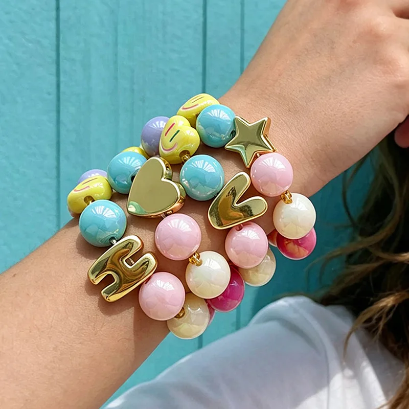 Y2K Buntes Perlen-Elastikarmband für Frauen mit Smiley-Herz & Bubble-Initialen-Charm, Dehnbares Armband, Modeschmuck Geschenk – Detail 2