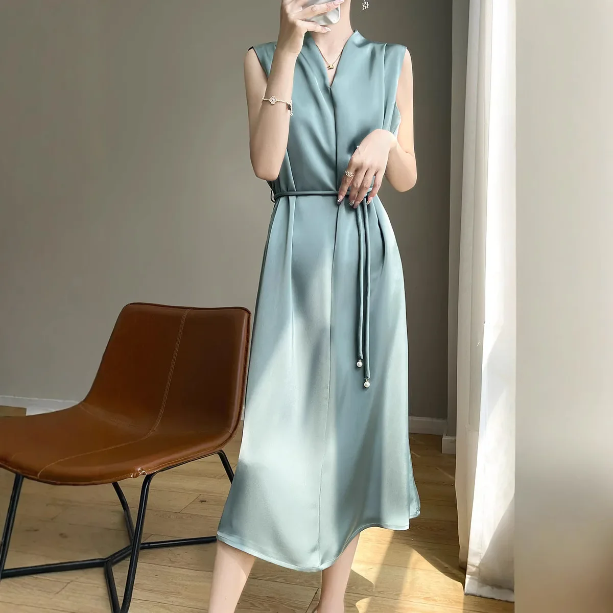 夏の女性のサテンシルクドレスノースリーブアセテートハイウエストロングドレス V ネックレースアッププルオーバー A ラインパーティーイエロードレス