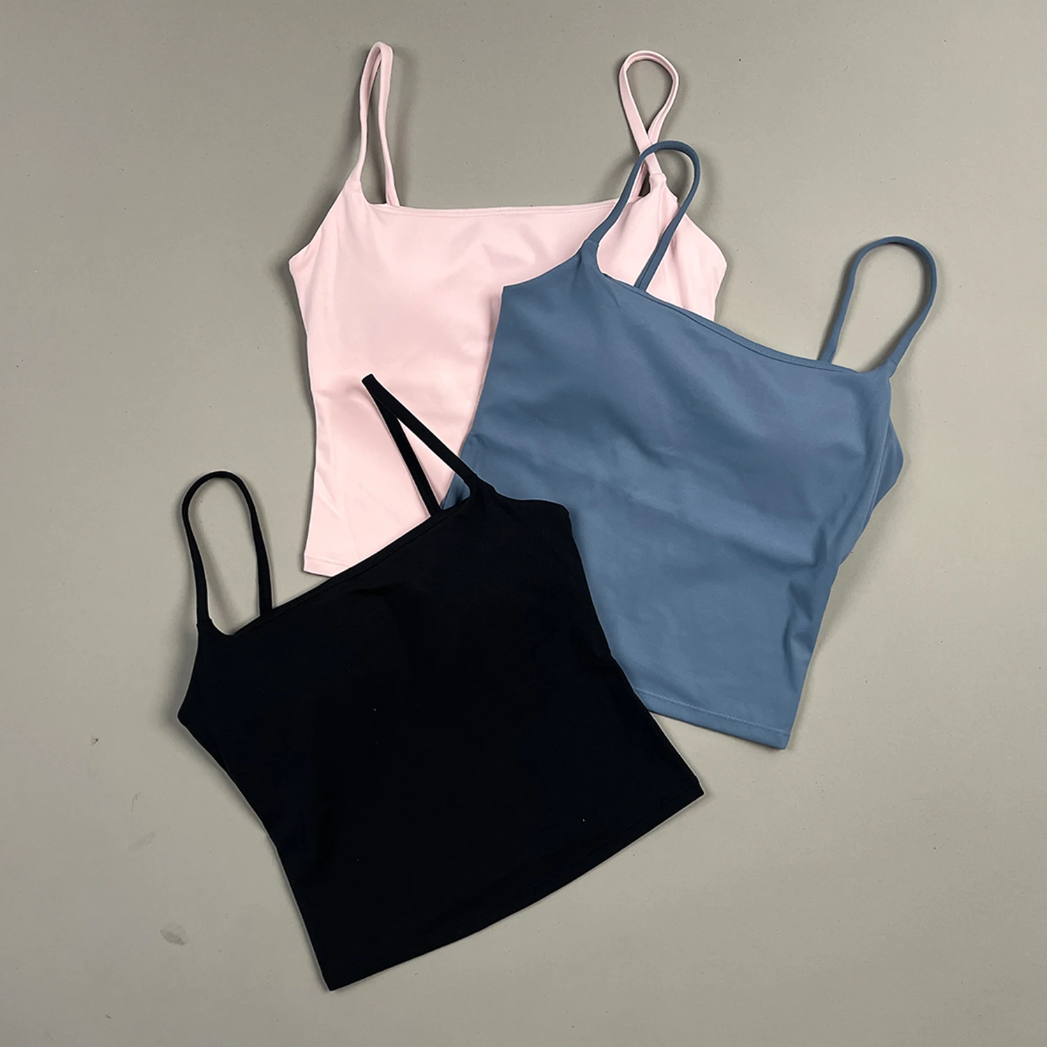 Softmotion المرأة Strappy رفع الرياضة تانك القمم منتصف سترة اليوغا حمالة صدر رياضية تجريب الجري الصالة الرياضية سترة لياقة بدنية عادية