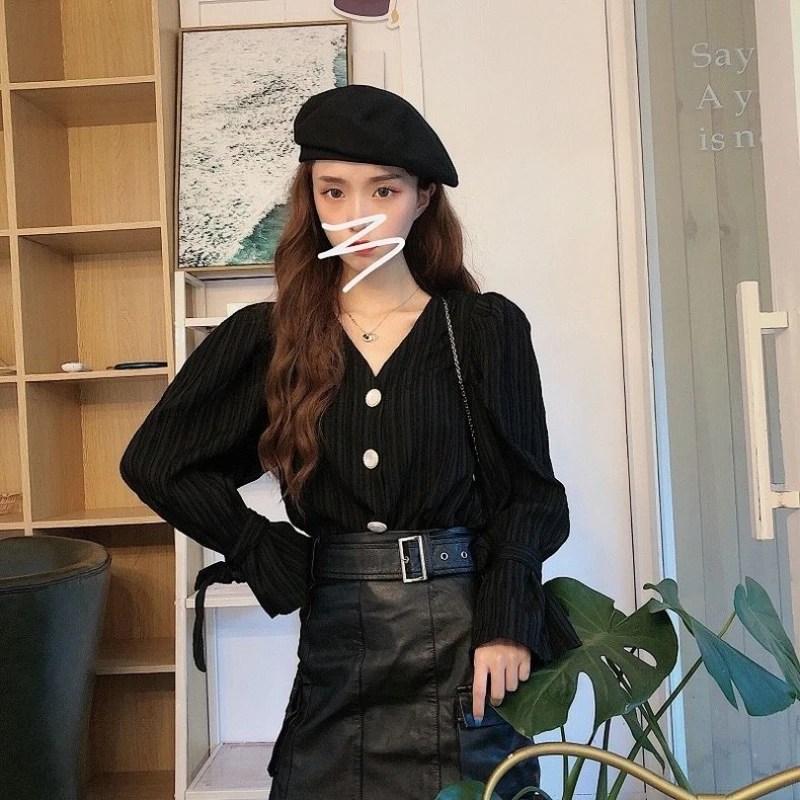 Chemise à manches évasées perlées à col en V rétro pour femmes, conception polyvalente, haut de niche, vêtements pour femmes, nouveau