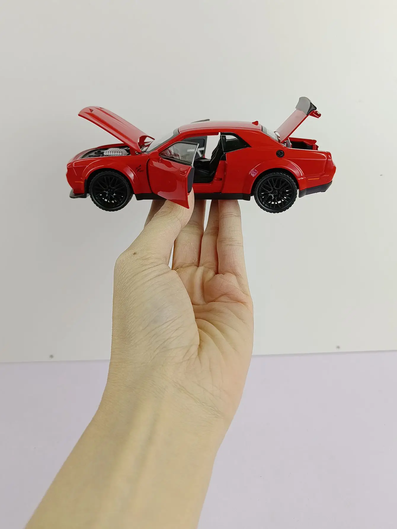 1: 32 Scale Challenger Hellcat Toy Car for  Die Cast Metel Cars Toy Pull Back Hellcat Model Cars with Sound and Light