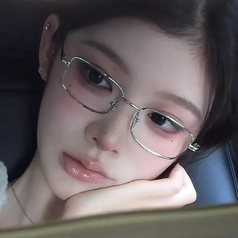 نظارات هاراجوكو ريترو فضية اللون بإطار مربع صغير للنساء نظارات معدنية شفافة للقراءة نظارات حجب الضوء الأزرق