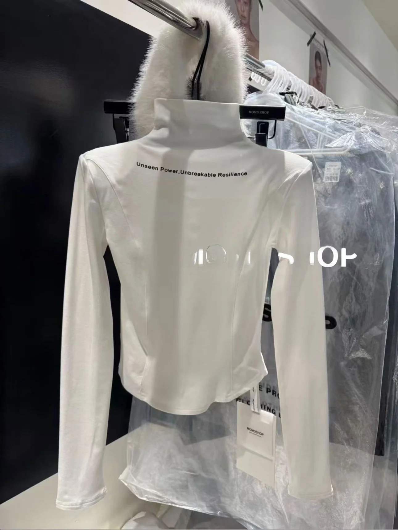 Fce-gefüttertes Damen-T-Shirt mit hohem Kragen und schmaler Passform, Oulder-Pad, bequeme Baumwolle, langes Winter-Top, bedrucktes Design