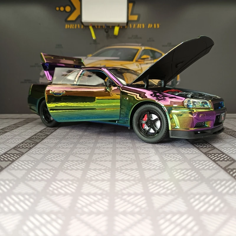 1:24 Nissan GT-R34 modelo de coche de aleación galvanizada ornamento, puertas y capó del motor, el maletero se puede abrir con regalos de sonido y luz