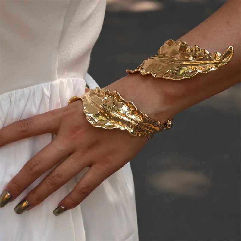 Exaggerated Retro Gold Leaf Spiral Wrapped Open Hand Bracelet for Women High-End Feel Alloy Leaf Shape Design Jewelry Accessory