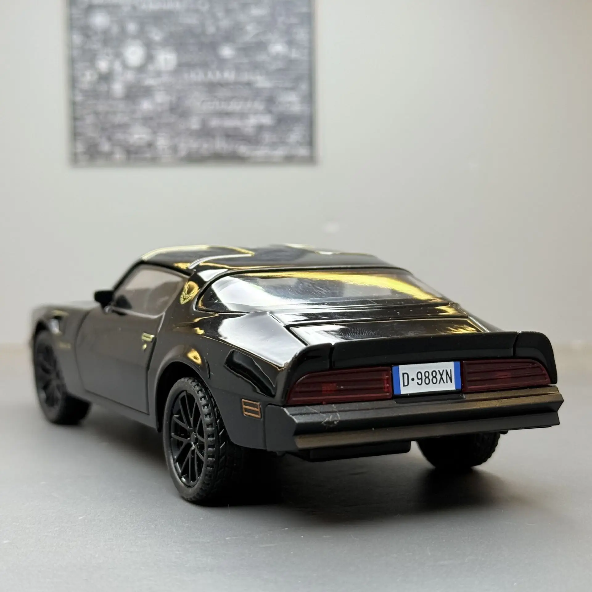 รถสปอร์ตไฟร์เบิร์ด 1:32 พร้อมเสียงและไฟ ของเล่นรถแบบดึงหลังสำหรับเด็ก โมเดลรถของเล่น ของสะสม โมเดลรถโลหะผสม