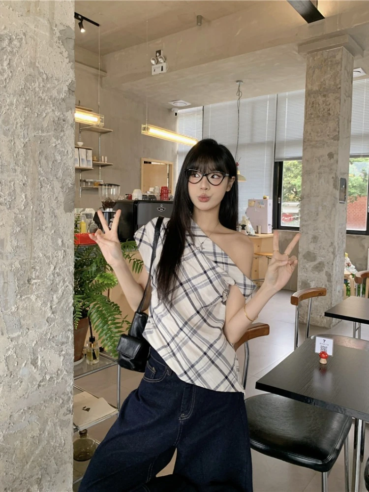 

Женская футболка с открытыми плечами и короткими рукавами в клетку, лето 2022, топы для отдыха в корейском стиле, женская универсальная тонкая футболка