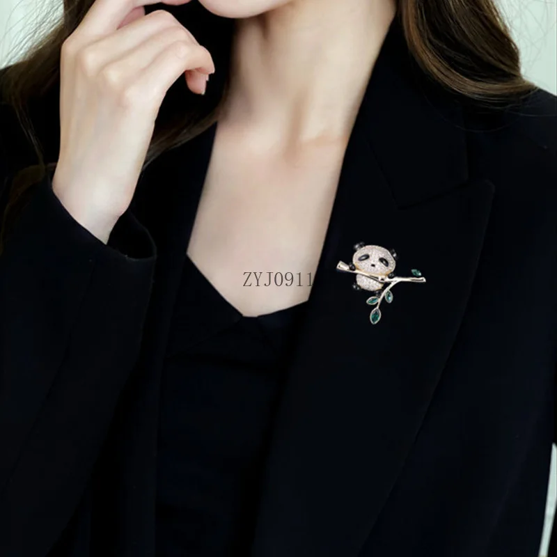 Novo broche de panda elegante e fofo, acessórios de blazer, flor incrustada de zircão em cobre no peito