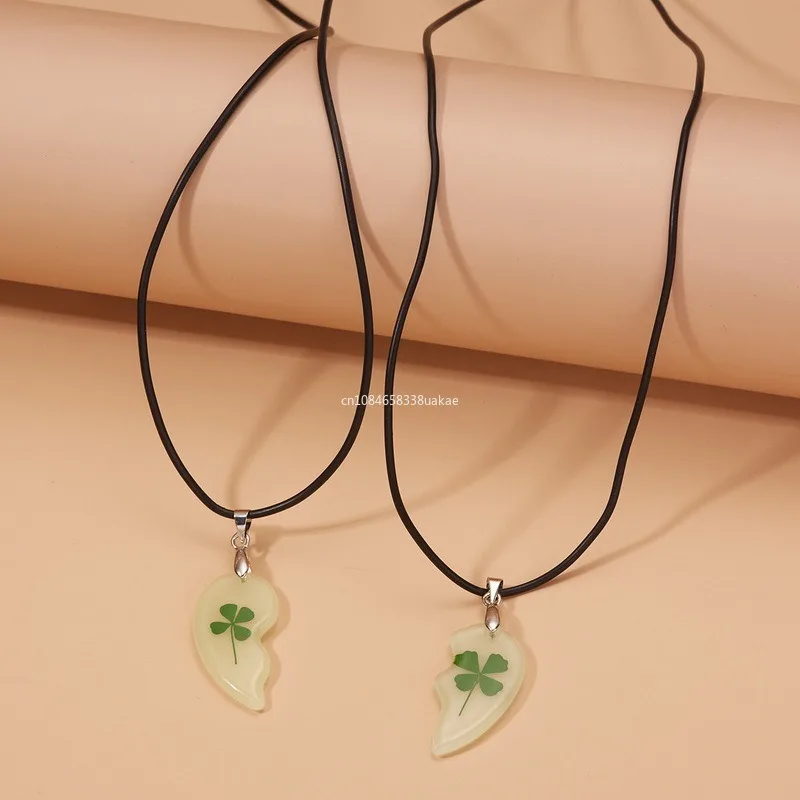 Four Leaf Clover Luminous Couple Necklaces 2 Pcs Heart Shape Pendant Necklace Natural Flower Glow in The Dark Jewelry Gift