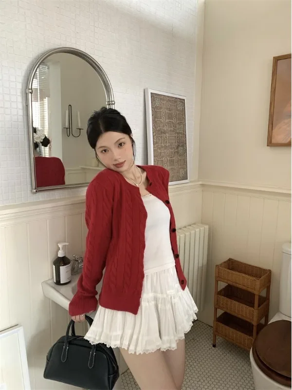 เสื้อคลุมไหมพรมถักลายปักสีขาวแดงสไตล์เรโทรสำหรับฤดูใบไม้ร่วงและฤดูหนาว  แฟชั่นเสื้อคลุมสำหรับผู้หญิง