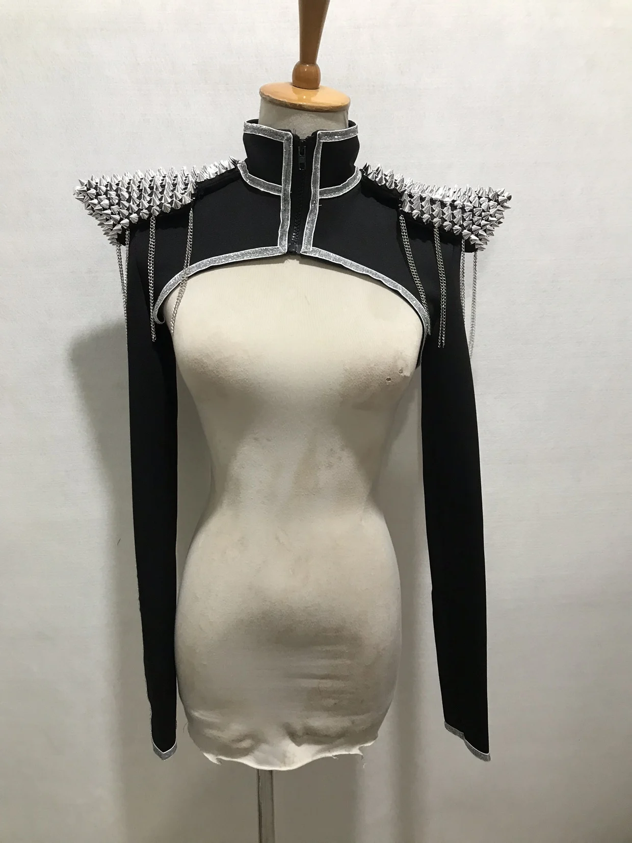 IOOTIANY Rote, mit Nieten verzierte, gepolsterte Schulterjacke für Damen, Jazz-Sängerin, Nieten-Schulterweste, Bühnen-Accessoire, Tanzkostüm. – Detail 6