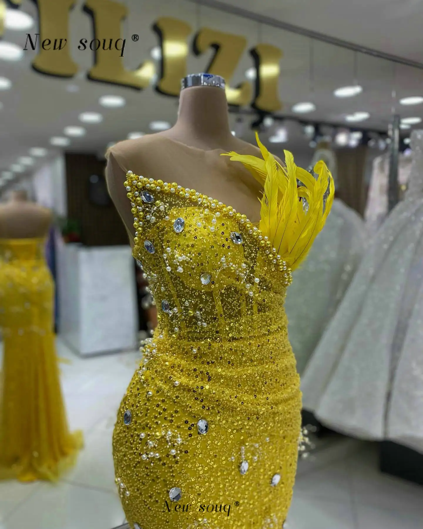 فساتين سهرة حورية البحر طويلة من الريش الأصفر مع شق 2024 لؤلؤ مطرز بدون أكمام مشد قطعة العاج للحفلات الراقصة رداء حفلات