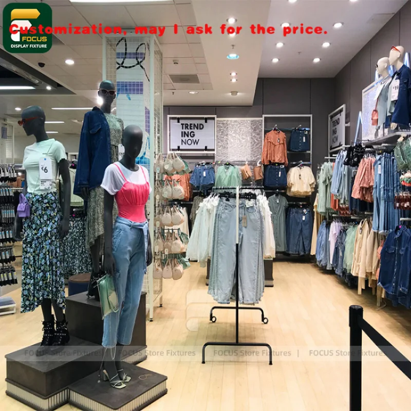 

на заказ. Стильные деревянные витрины с регулируемыми стеллажами. Модные бутики одежды и розничные магазины.