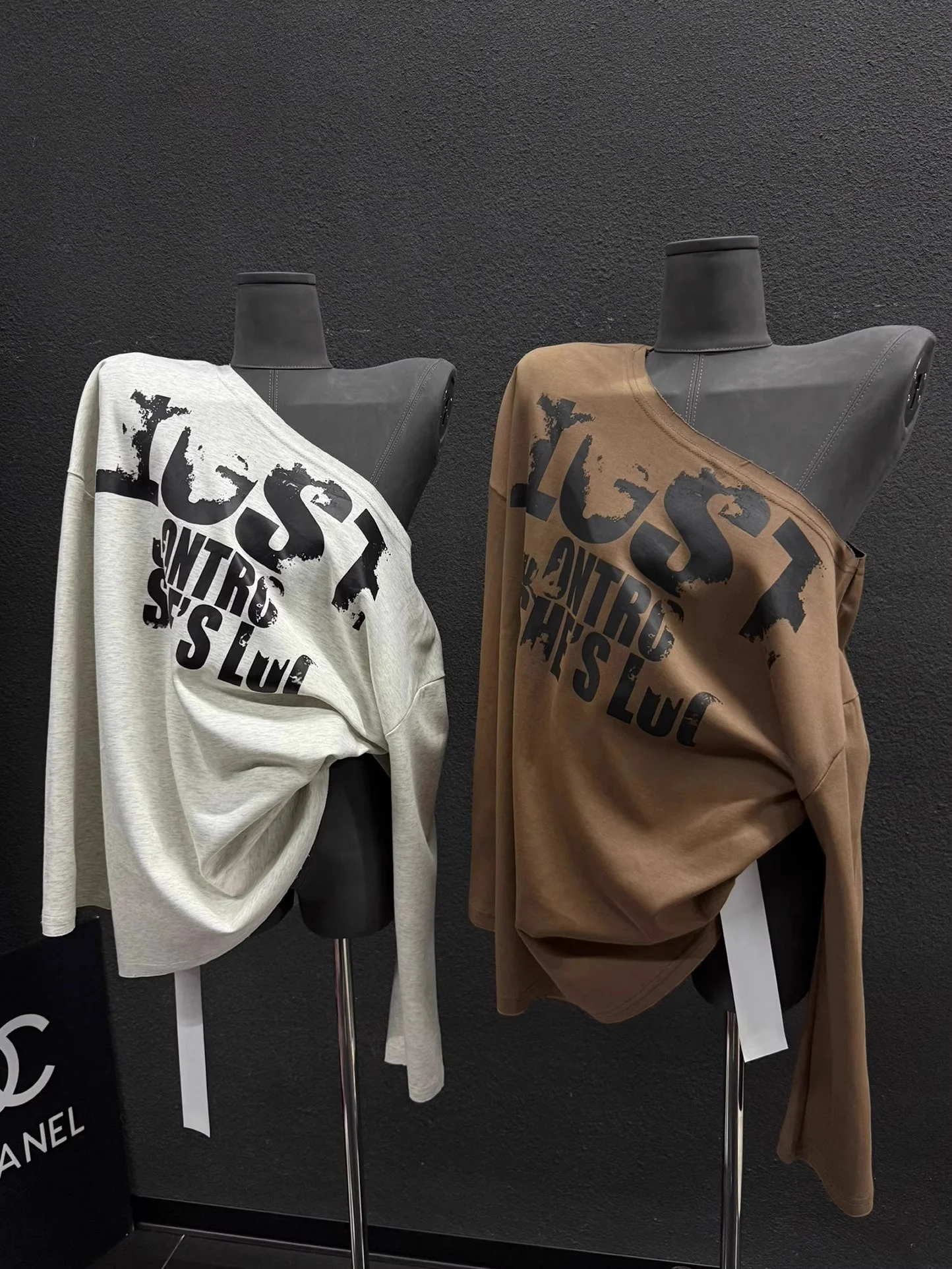 

Американский ретро-свитшот для девушек с открытыми плечами, свободный крой, с буквенным принтом, модный повседневный уличный стиль, осенняя мода