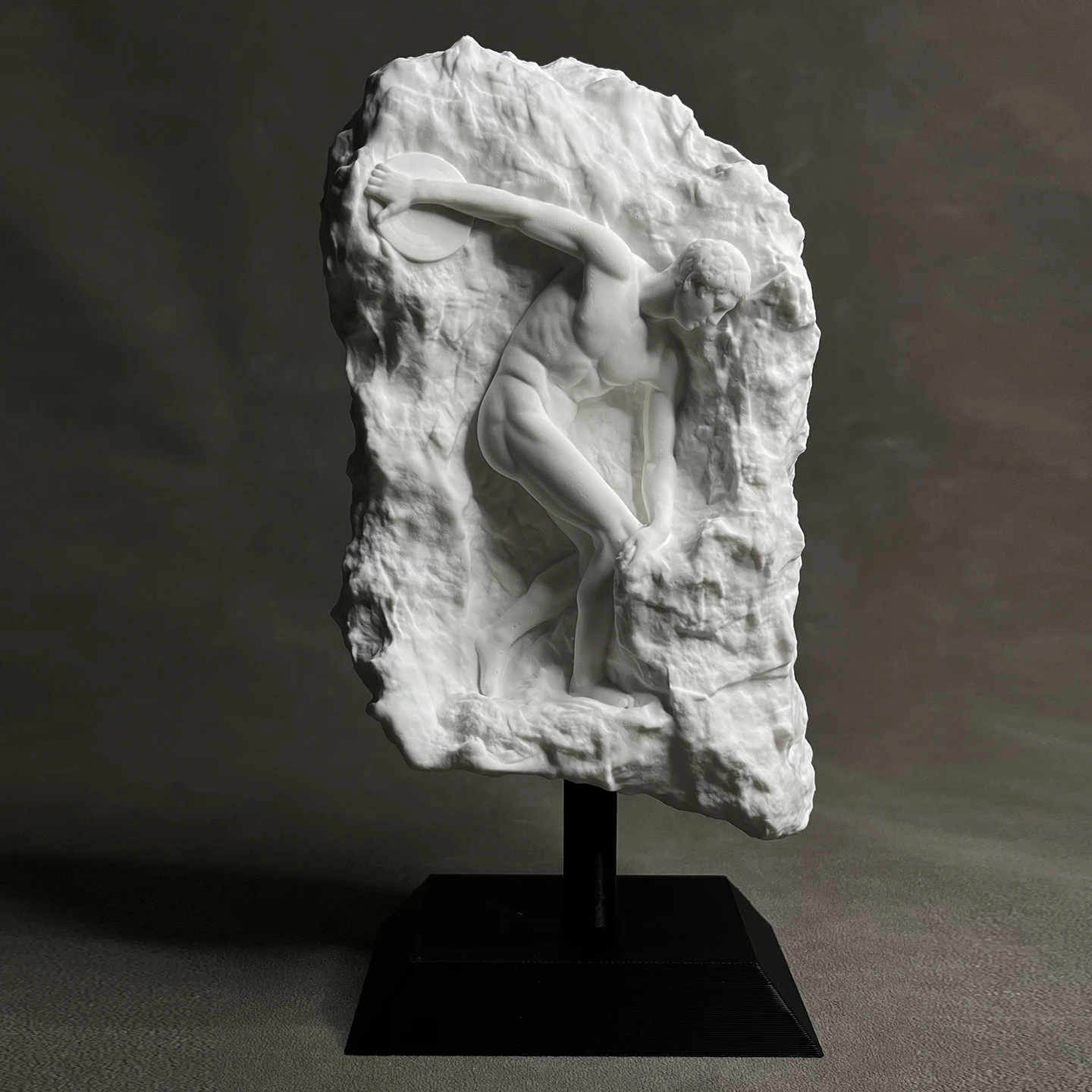 نسخة الجص من "قاذف القرص" تحفة من قبل النحات اليوناني القديم ميرون (مع حامل)