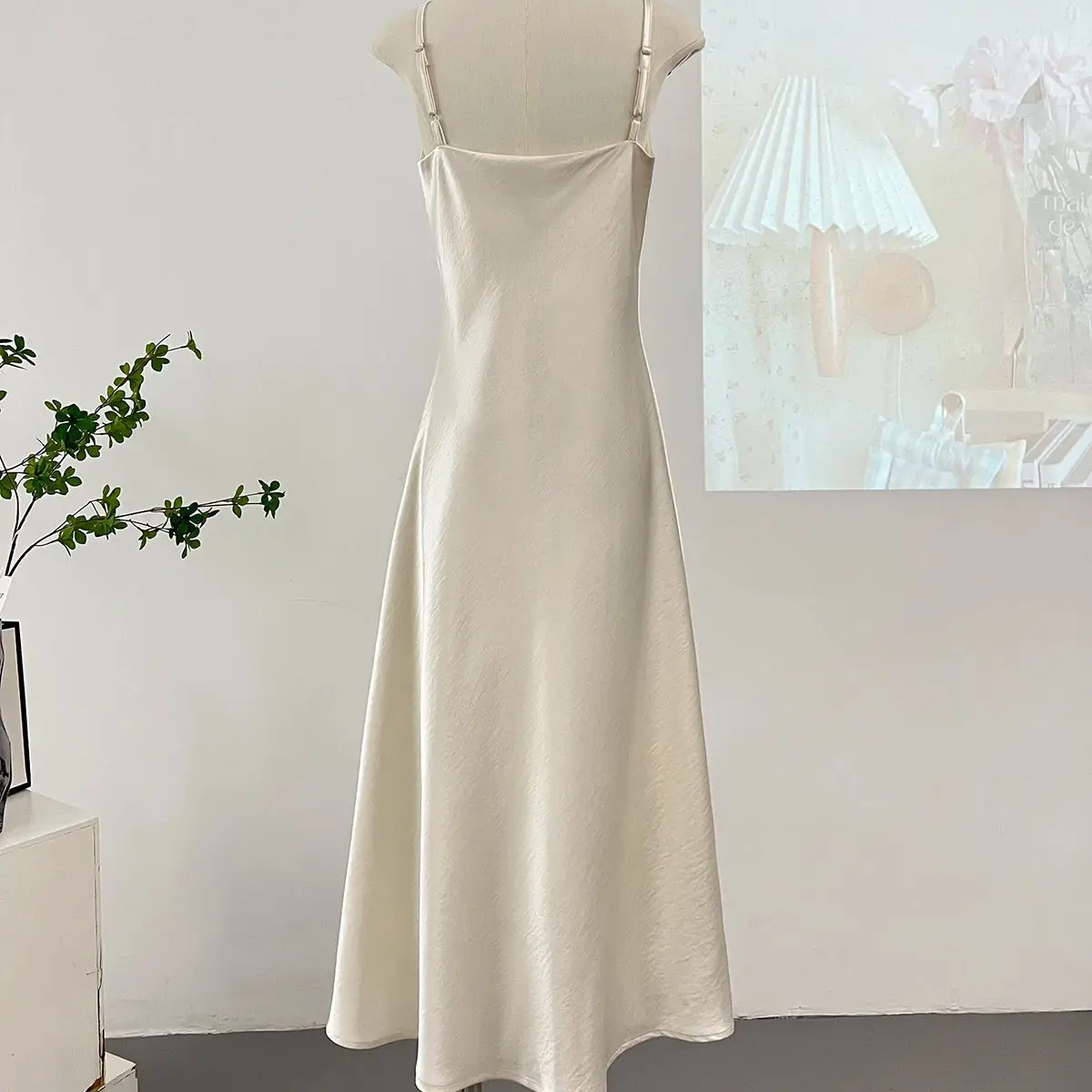 우아한 여성 스파게티 스트랩 새틴 드레스 여름 v-목 솔리드 컬러 얇은 민소매 롱 드레스 여성 a 라인 드레스