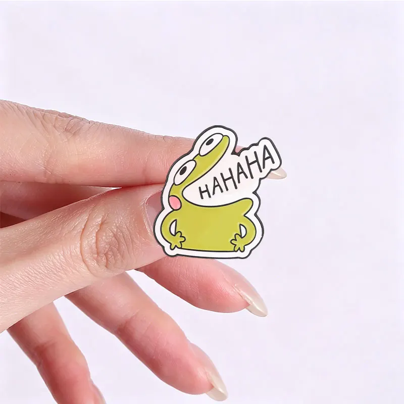 Lustiger Cartoon-Frosch-Emoji-Emaille-Pin: Süßer Frosch „Ich liebe dich“ Herz-Gesten-Brosche für Taschen und Revers – Schmuckgeschenk für Freunde – Detail 2