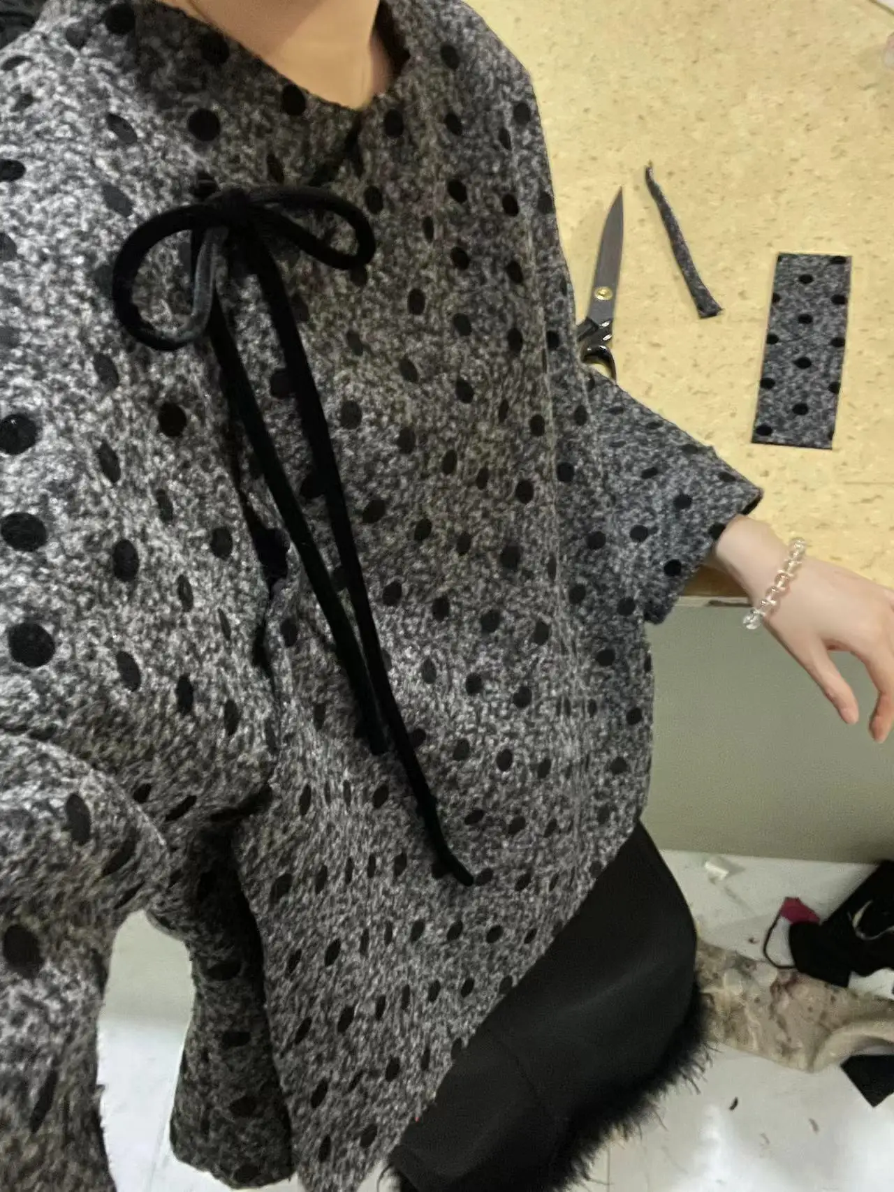 

New Chinese Sle Woolen irt with Polka Dot Design Loose Fit Long Sve Mid-Length Coat Knot Belt Winter Faion