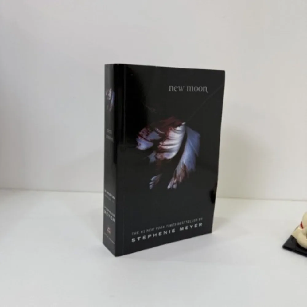 

New Moon (The Twilight Saga Book 2) by Stephenie Meyer Vampire-Werewolf Romance Bella & Edward Love Story YA Fantasy Novel