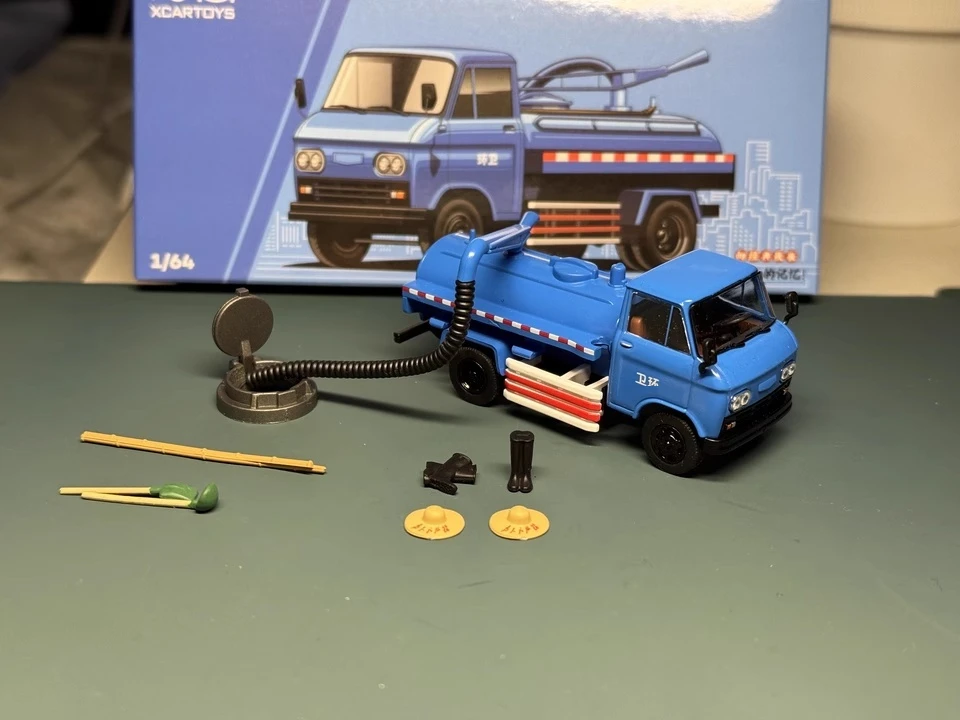 XCARTOYS Giocattolo per auto in lega 1:64 Modello di fabbrica di pulizia BQ130XF Piccolo camion a vuoto Modello non telecomandato Veicolo Giocattoli da collezione