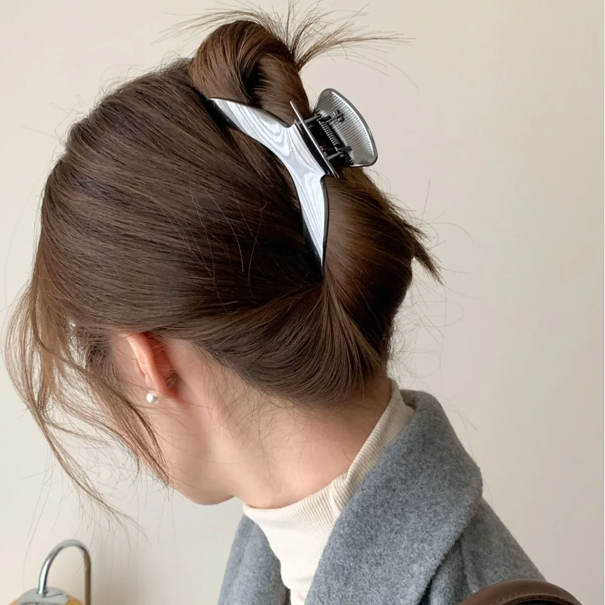 

Non Slip Hair Claw Strong Hold Arc Design Minimalist Hair Clip for Women Slip Proof Updo Claw for Thick Fine Hair