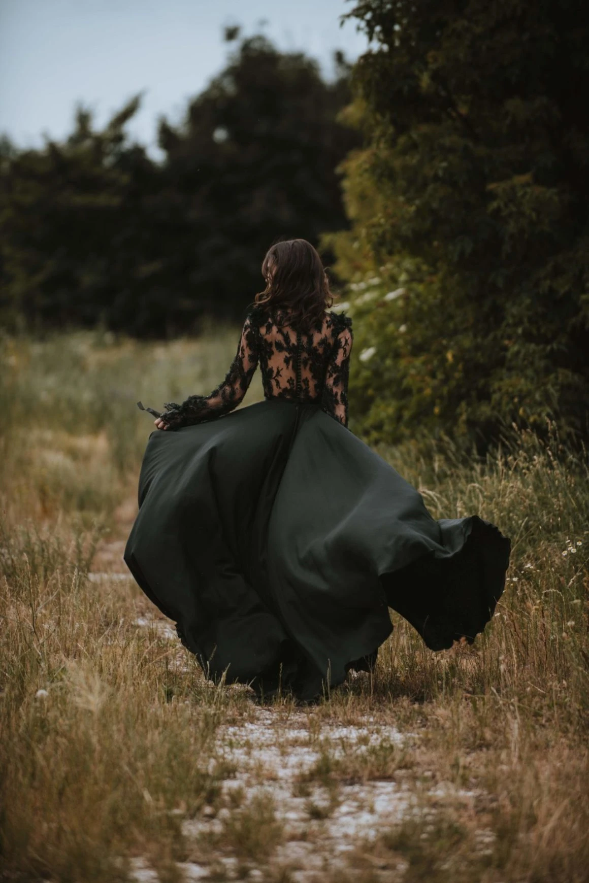 Gotische zwarte A-lijn trouwjurk sexy illusie inspiratie mouw V-hals landelijke bruidsjurken bloemen kant applicaties zijsplit