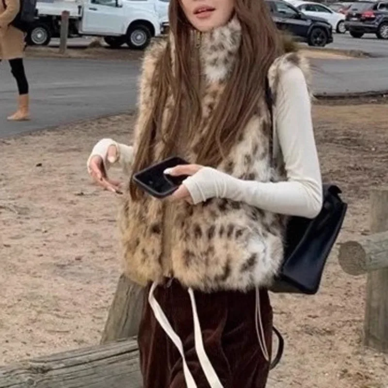 Damska kamizelka z imitacji futra w panterkę, modna na zimę, idealna do stylizacji ulicznej, uniwersalna na co dzień, do dojazdów do pracy, miękka, z wygodnym stójką.