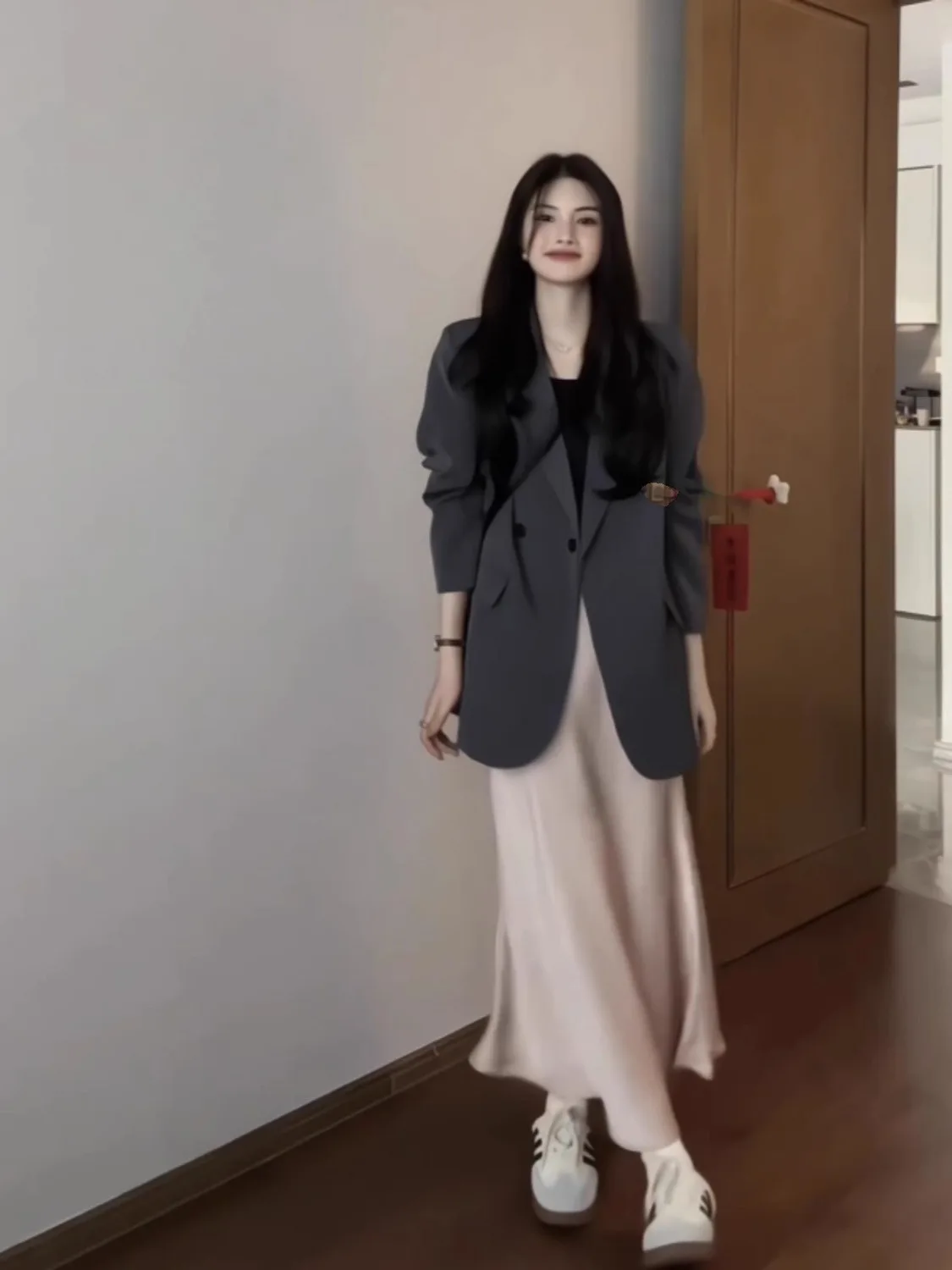

Elegant And Youthful Woman Blazer Topcoat Aura Welt Wrap-Around Row Zipper Collar Extra-Long Splited Pattern Pleats Minimalism