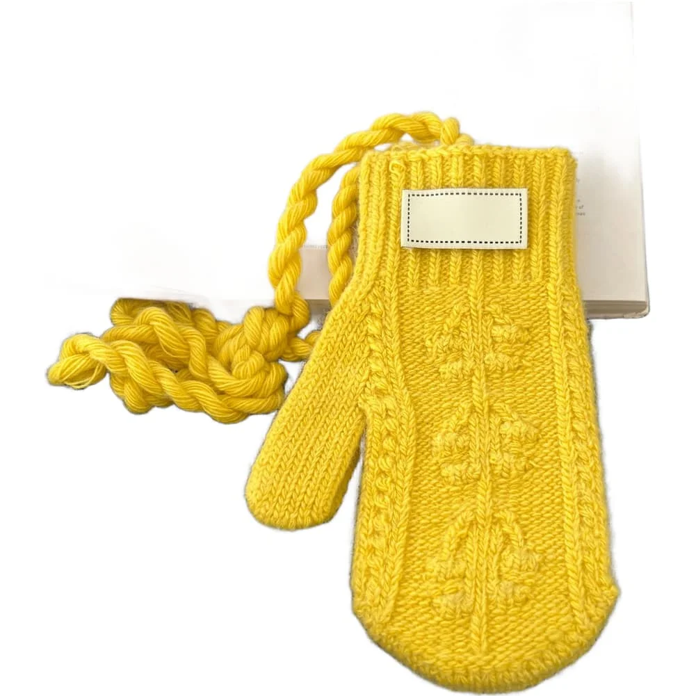 Women's Cable Knit Mittens Made from Wool Yarn with Fleece Lining and Touchscreen-Compatible Fingertip for Daily Convenience