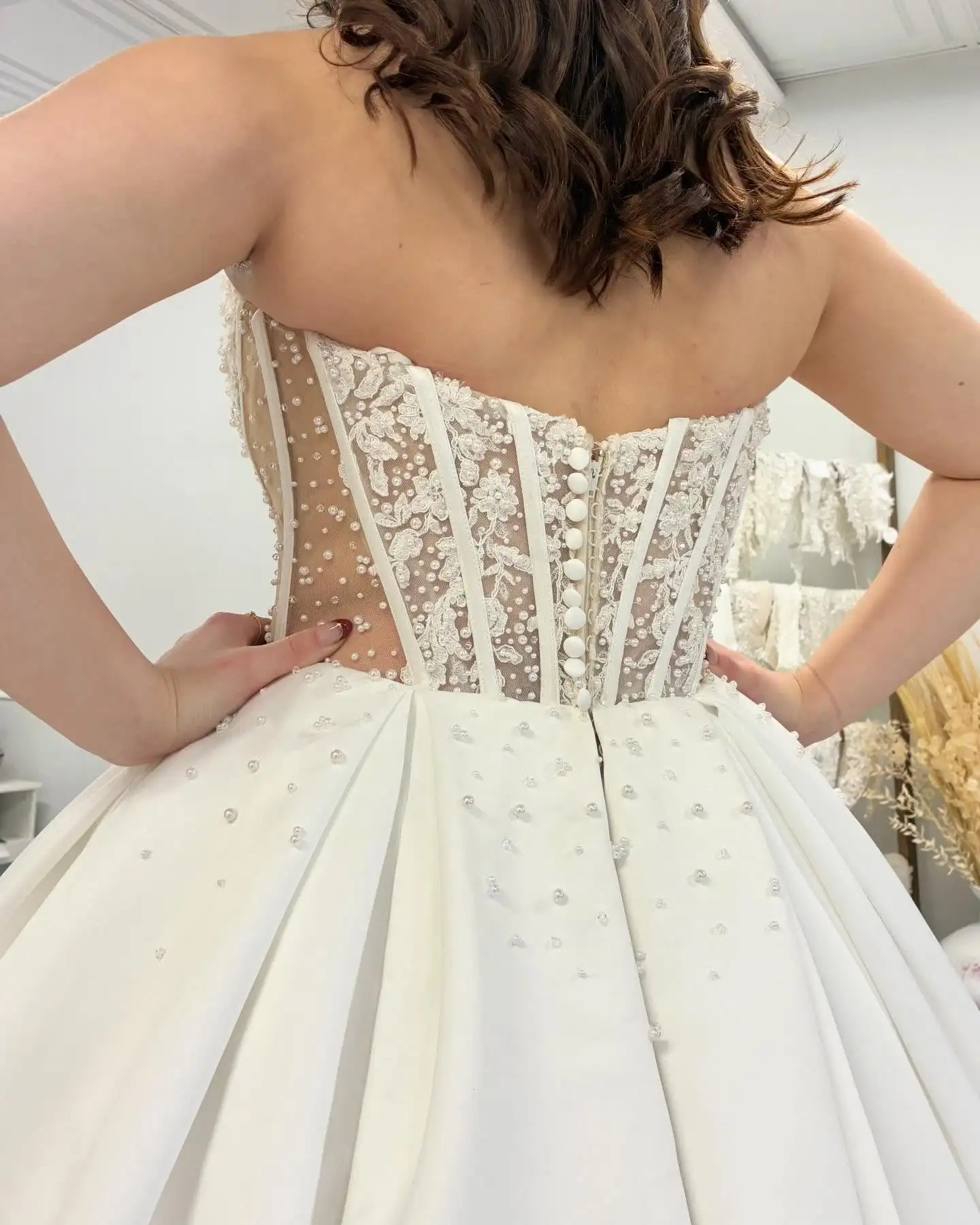 Lakshmigown Trägerloses Ballkleid Hochzeitskleid mit tiefem V-Ausschnitt, Spitzenkorsett, Satinrock, Perlenknöpfen, Brautkleid nach Maß – Detail 9
