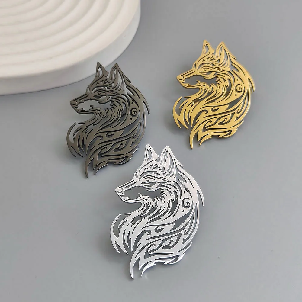 Original design hollow wolf head gold-plated stainless steel brooch, waterproof and non-fading pin, suit accessories