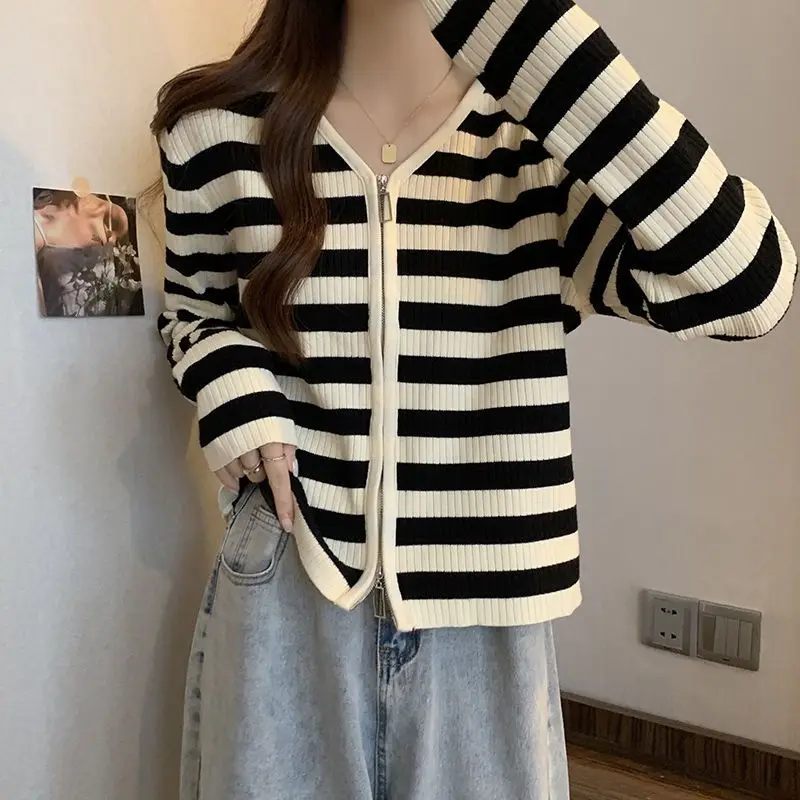 سترة صوفية محبوكة مخططة بأكمام طويلة للنساء في الخريف الكورية فضفاضة بسحاب