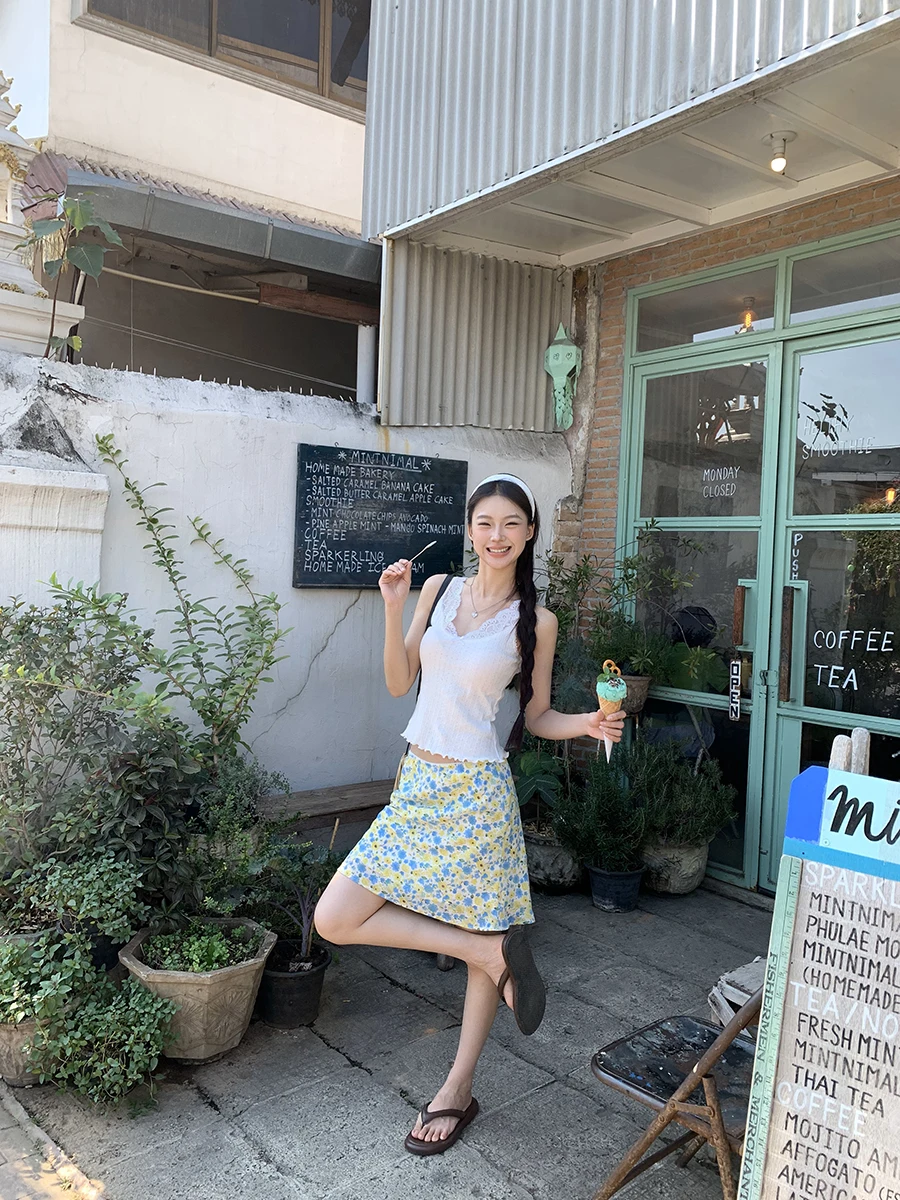 レッドセレブリティスタジオストラップベスト レディース 新作 2025 夏 アウトドアウェア ホワイトレース ショートデザイン ノースリーブトップ コットン 通勤スタイル