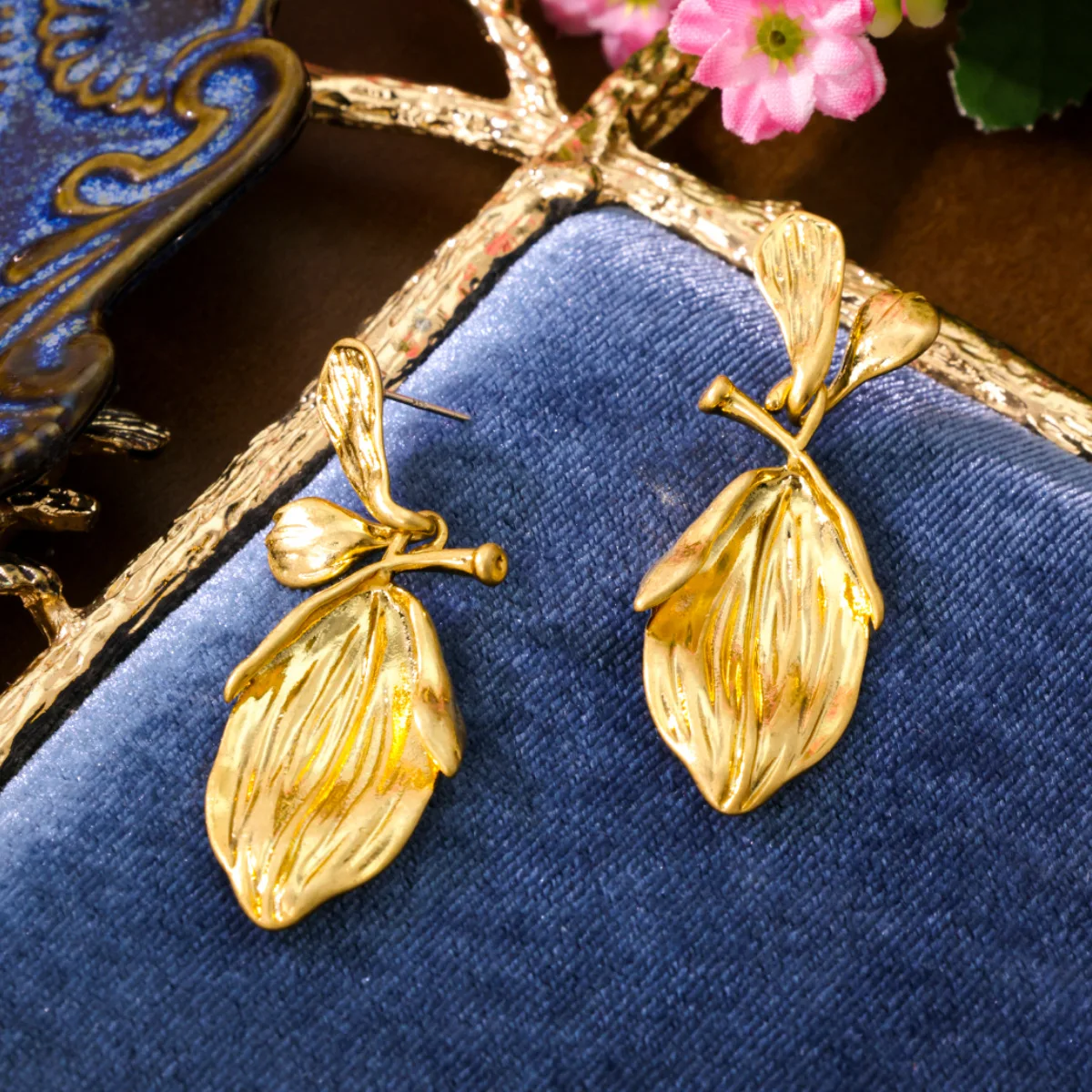 Niche Retro High-End Botanical Branch Leaf Earrings for Women Gold Handmade Textured Brushed Leaf Symmetrical Stud Earrings