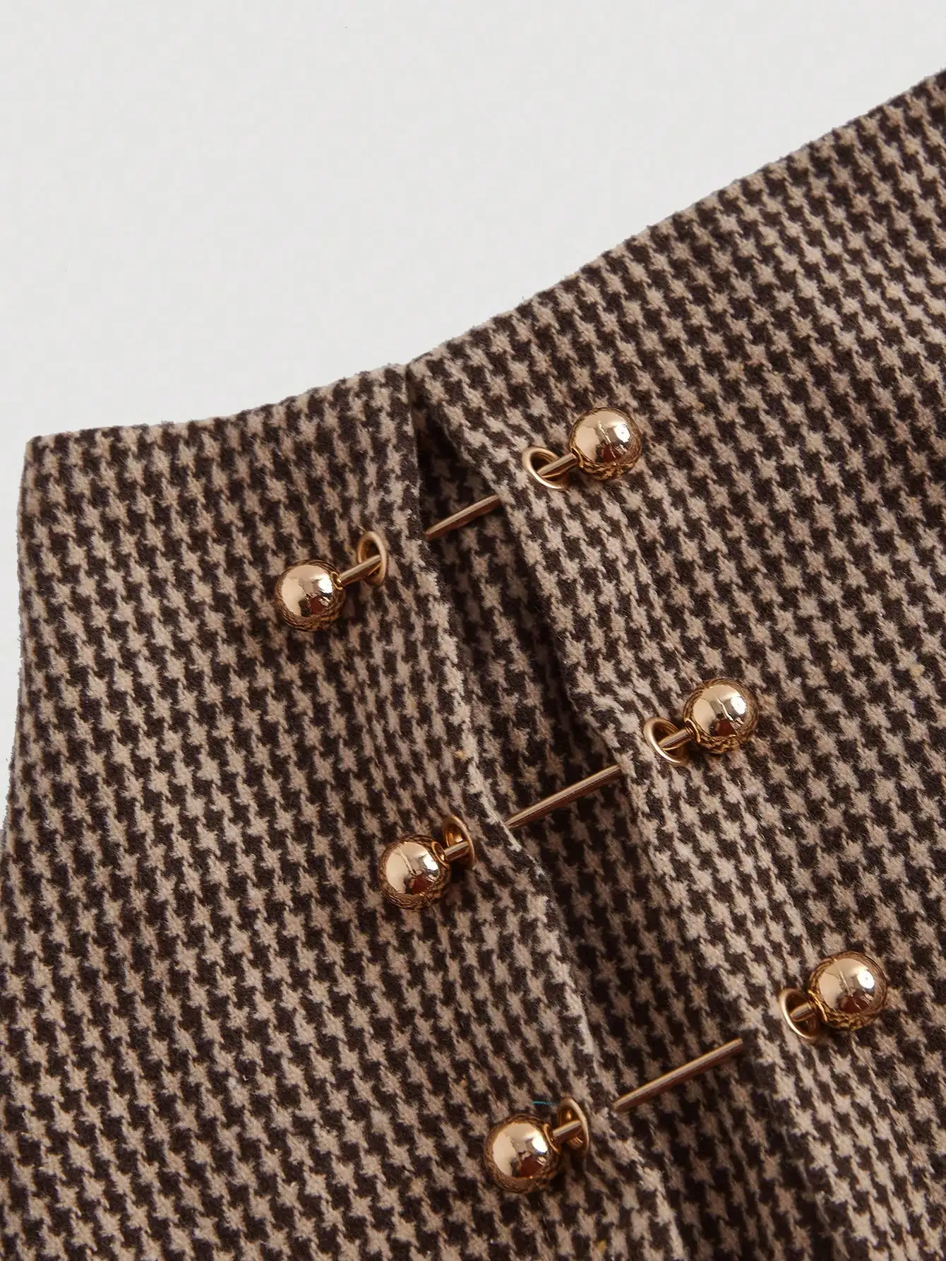 Mittellanger Houndstooth-Minirock mit seitlichem Metallknopfdetail