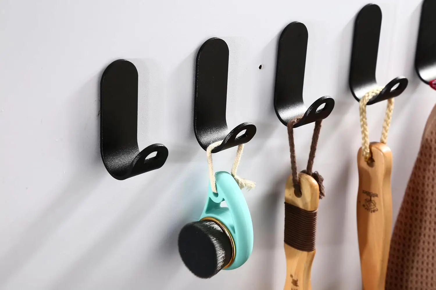 Zelfklevende wandhaken, zeer duurzaam, set van 5 stuks, zwarte badkamerhangers, handdoekhouders, metalen keukenaccessoires, hanger zonder boren, huisorganisatie, zwarte wandhouders, kledinghangers
