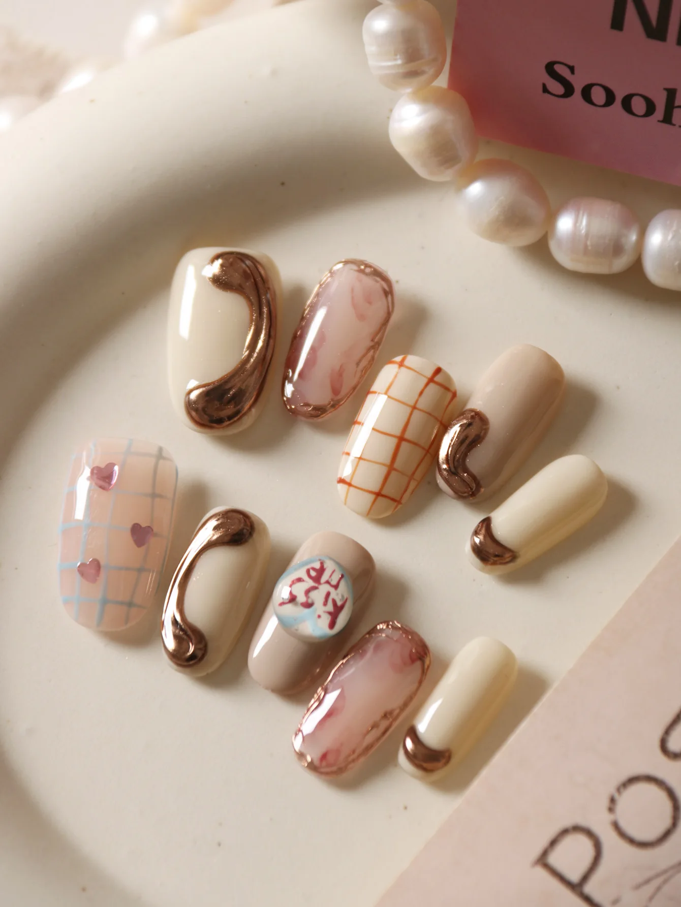 10 Stück Press on Nails Short Pink Love Golden Acryl Press on Fake Nails Enthält 1 Blatt Klebelaschen und 1 Stück Minifeile