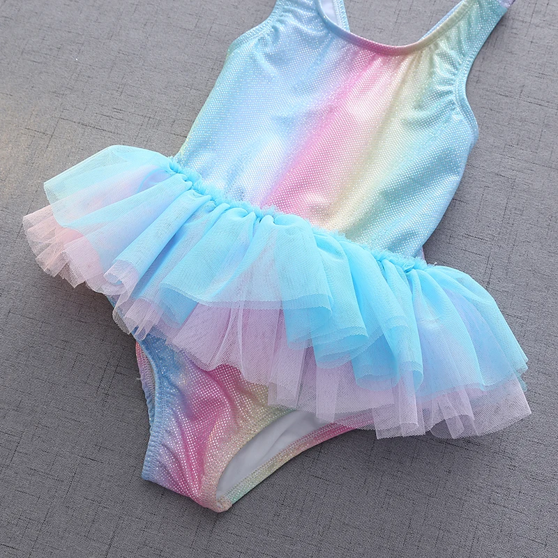 Costume da bagno a sirena da ragazza in due pezzi con gonna arricciata, stampe colorate sono perfette per sport spa e spiaggia senza maniche