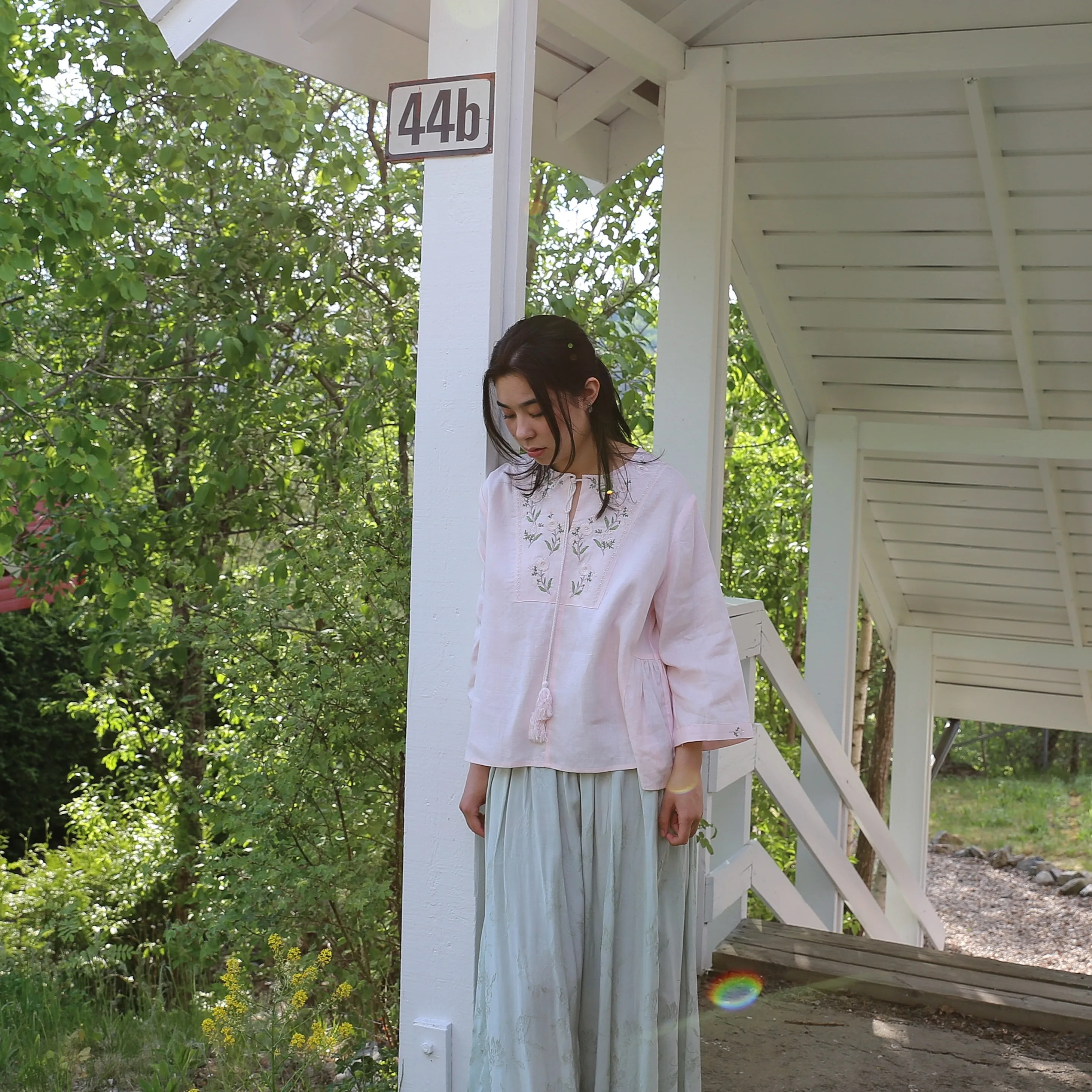 

Легкий розовый льняной топ свободного кроя с вышивкой и кисточками, оригинальный дизайн NaiveDays Seven Sve Bell Sve