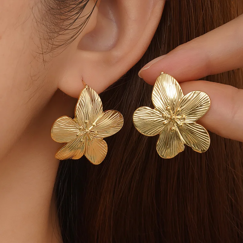 

Women'S Copper Material Gold Hollow Flower Earrings Retro Flower Earrings Suitable For Daily Wear Jewelry Gifts