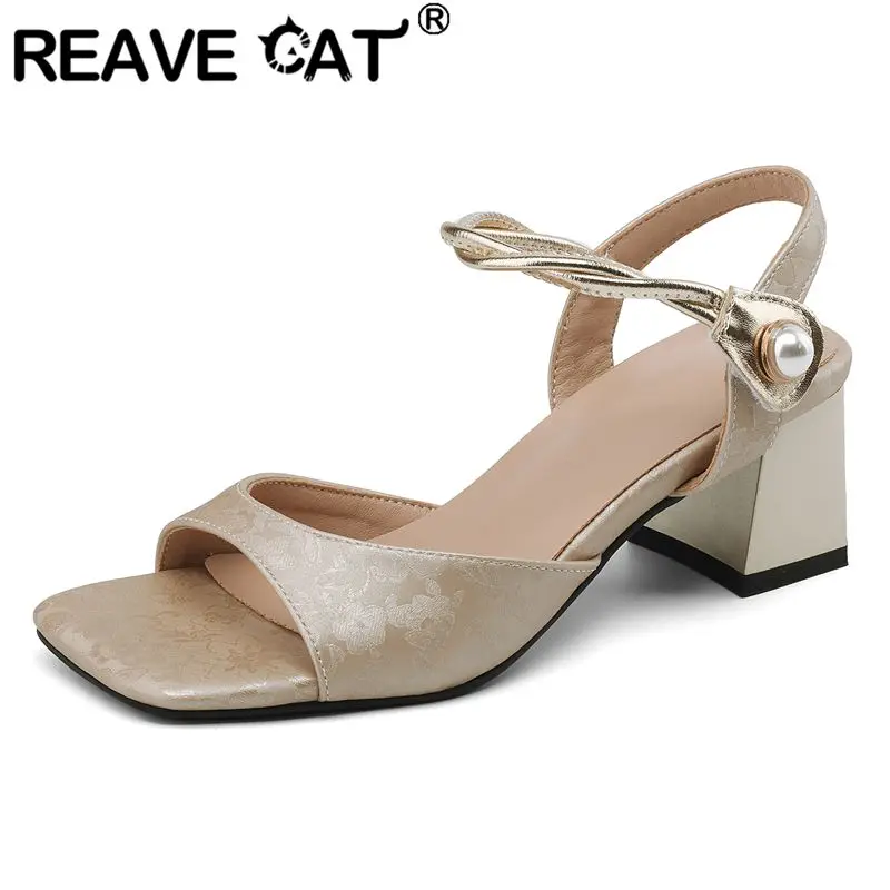 

REAVE CAT Design Женские сандалии с квадратным носком на блочном каблуке 5,5 см на липучке с жемчугом, разноцветные, большие размеры 44 45 46, милые туфли для свиданий