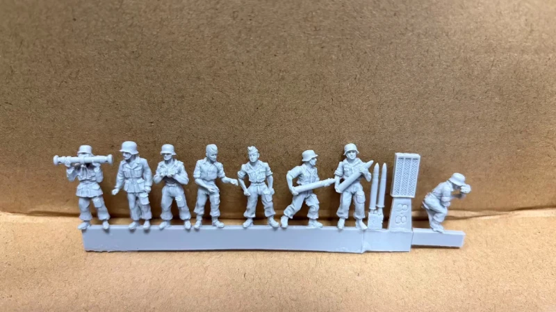 

Масштабная модель 1/72 из литой смолы: Немецкий военно-воздушный флот, экипаж 88-мм зенитной установки, 8 фигурок, неокрашенная.