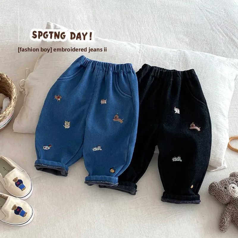 

Детские джинсы с героями мультфильмов, новинка 2025, зимний стиль, модные бархатные штаны с вышивкой для мальчиков, плотная зимняя одежда для девочек