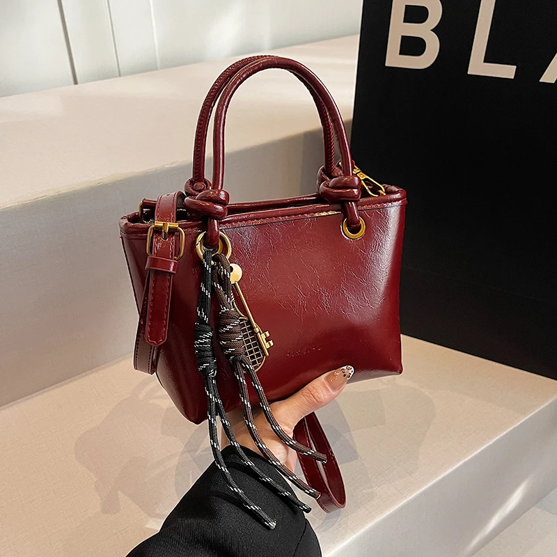 

Женская ретро-сумка из текстурированной кожи, коричневая сумка-сэтчел через плечо с теннисным брелоком, модная сумка-тоут для повседневного использования и путешествий